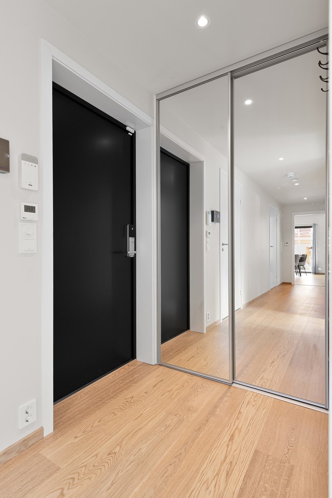 I gang er det skyvedørsgarderobe m/ speil. Det er innredning i garderobe. Galleribilde