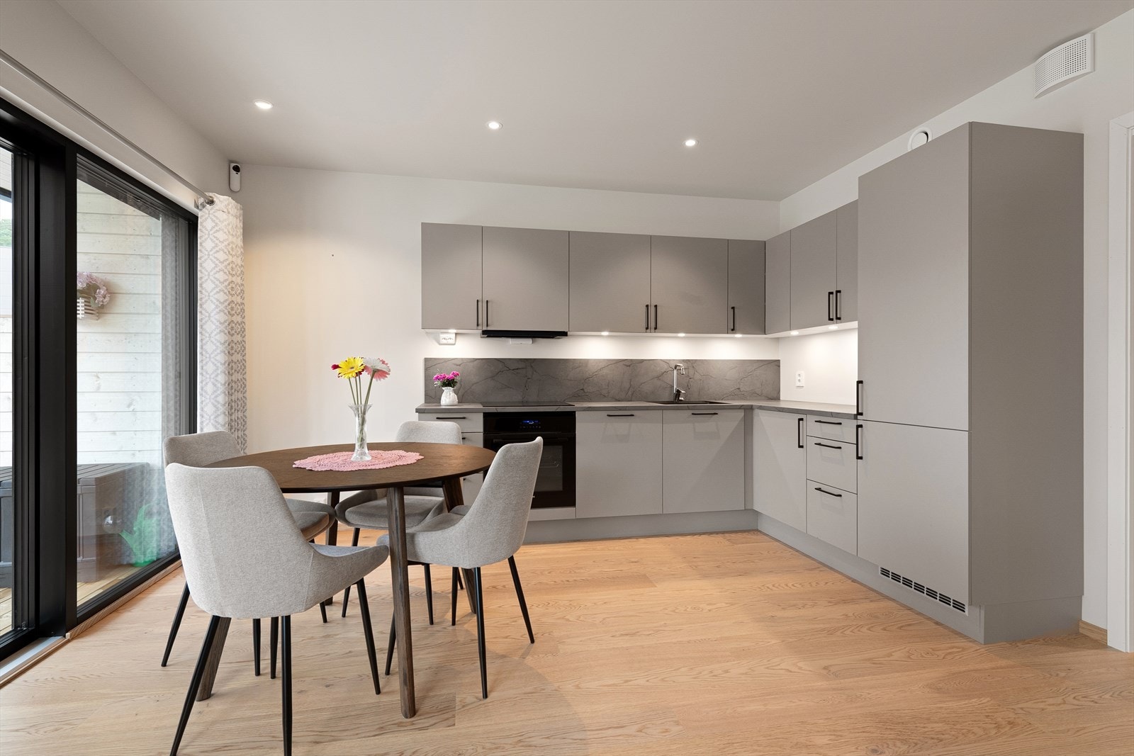 Kjøkken har plass til spisestue. Galleribilde