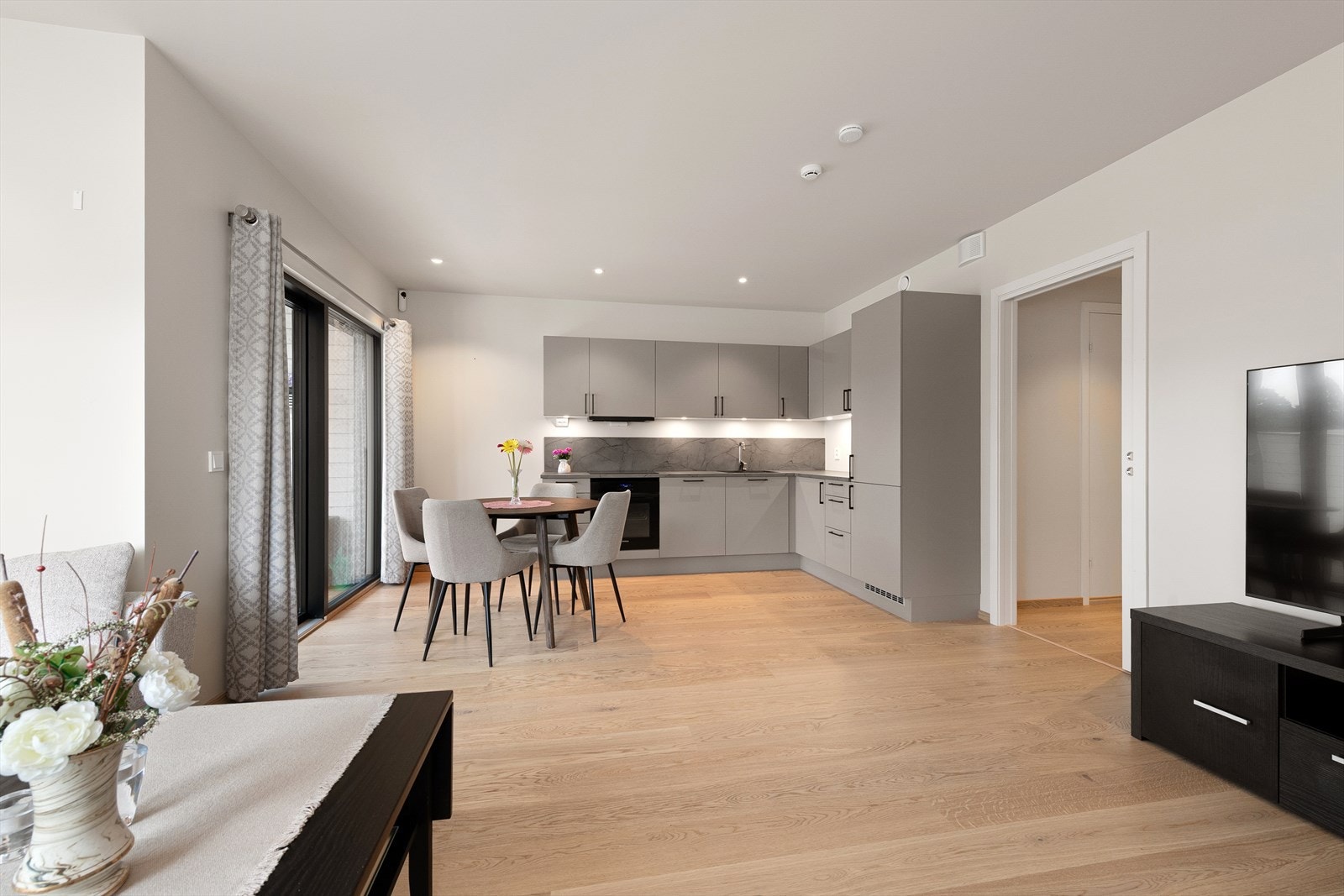 Kjøkkeninnredning fra HTH med integrerte hvitevarer. Galleribilde