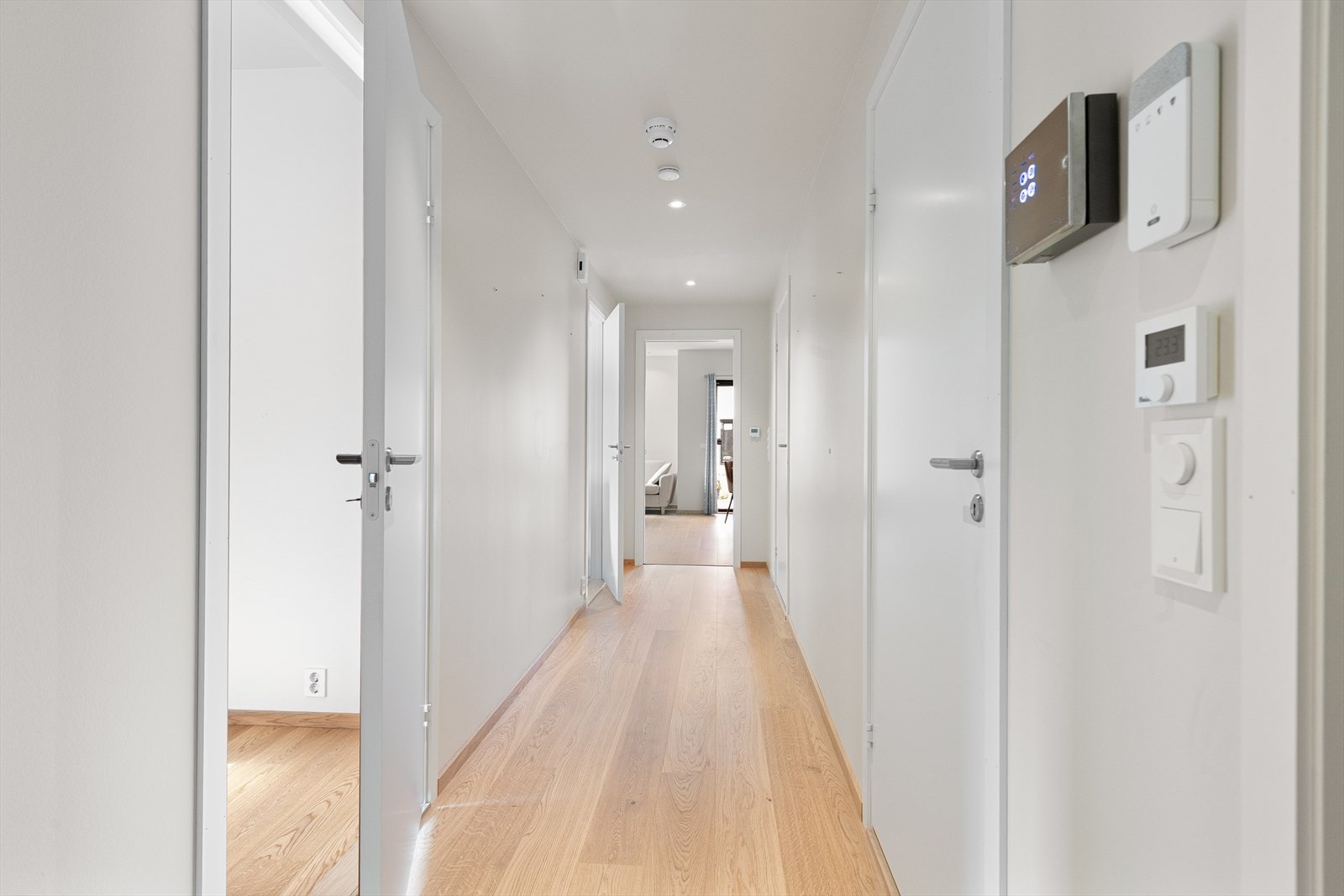 Adkomst til alle boligens rom fra gang. Galleribilde