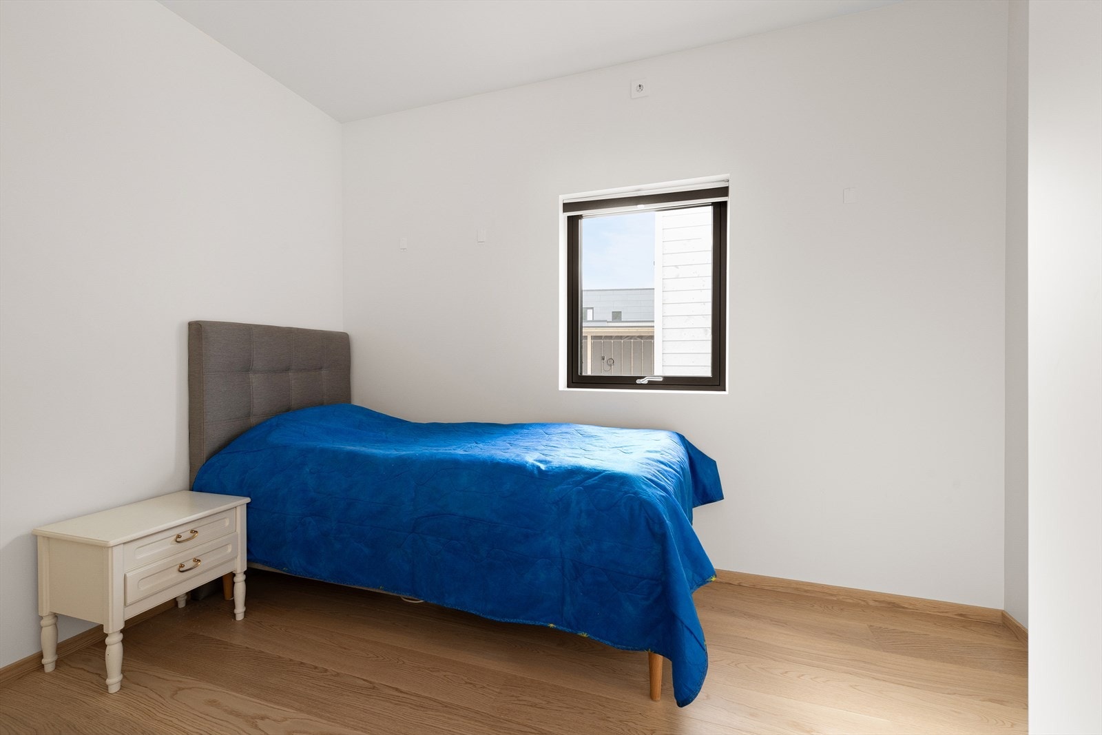 Soverom 2. Vindu med måltilpasset plissegardin med lysskjerming. Galleribilde