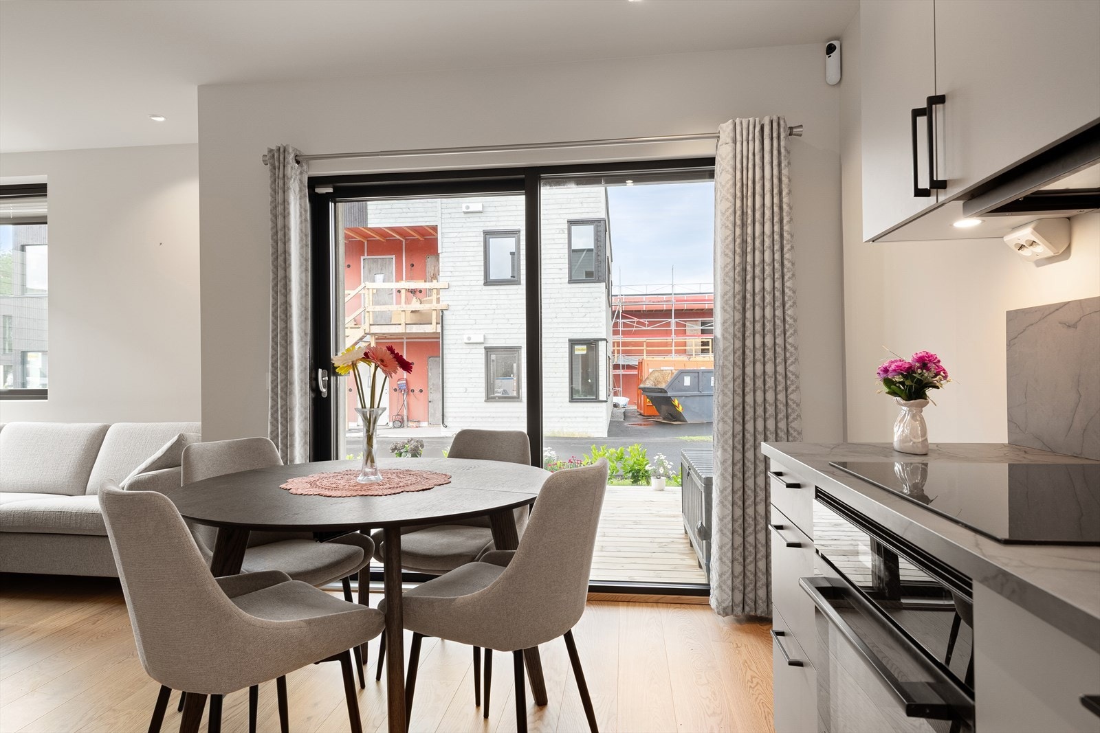 Godt lysinnslipp fra vinduer og dobbel skyvedør m/glass. Galleribilde