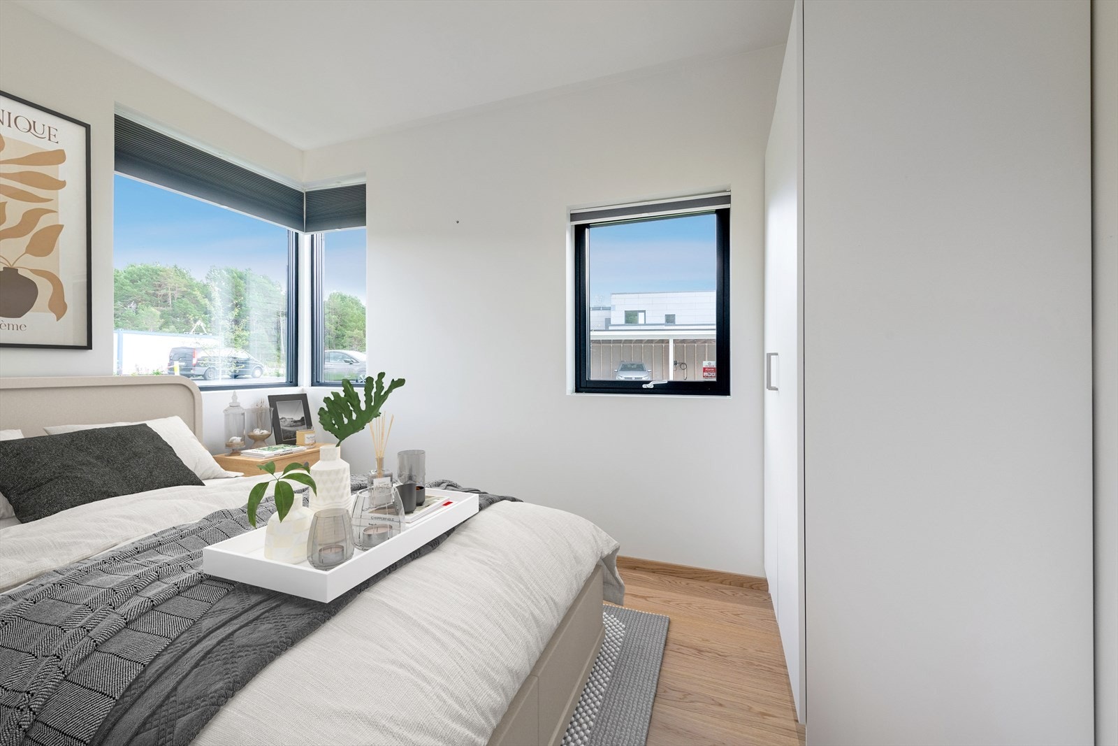 Hovedsoverom har god størrelse og plass til dobbelseng. Rommet har dobbelt garderobeskap. Vinduer har måltilpassede plissegardiner med lysskjerming. Galleribilde