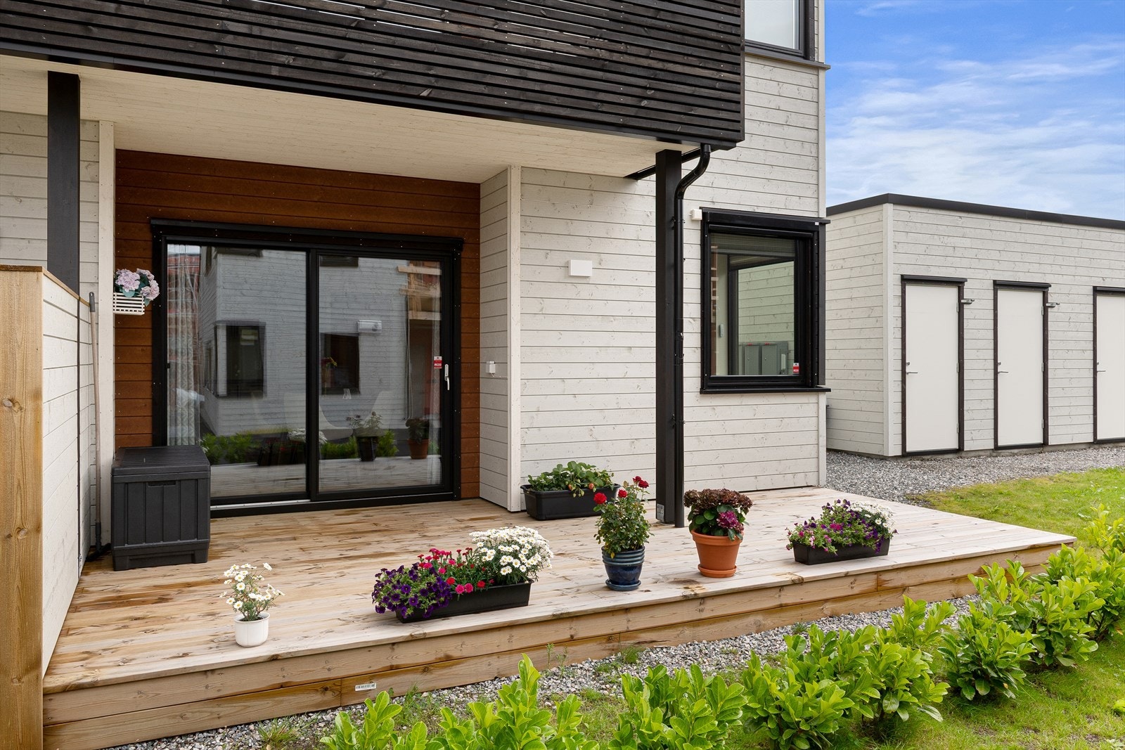 Solrik vestvendt terrasse med utgang fra stue/kjøkken. Galleribilde