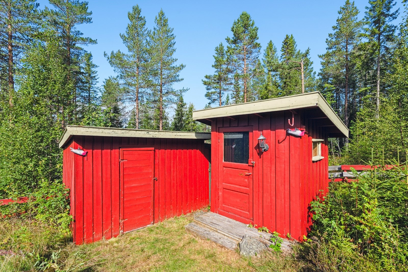 Uthus med lagrinsplass og eget bygg til hyttedusj og do. Galleribilde