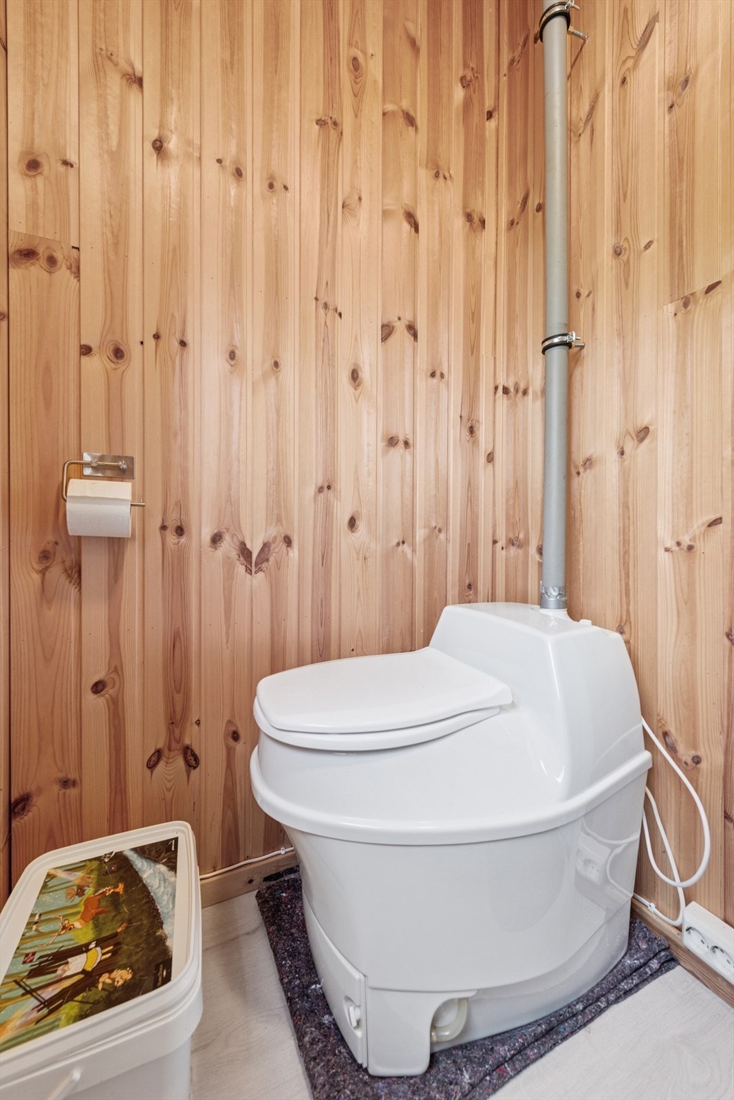 Do-rommet er utstyrt med mulldo og enkel innredning. Galleribilde