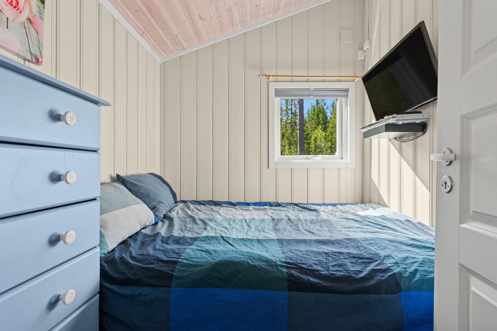 Rommene har plass til seng og tilpassede garderobeløsninger. Galleribilde