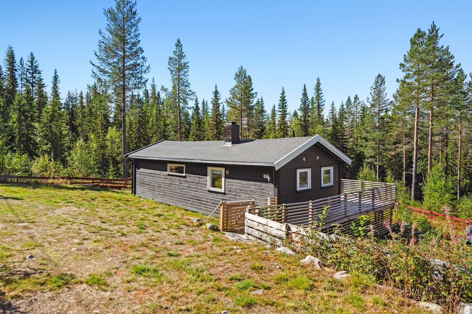 Du har bilvei helt frem til eiendommen. Det betales avgift for vedlikehold og brøyting av felles adkomstvei. Galleribilde