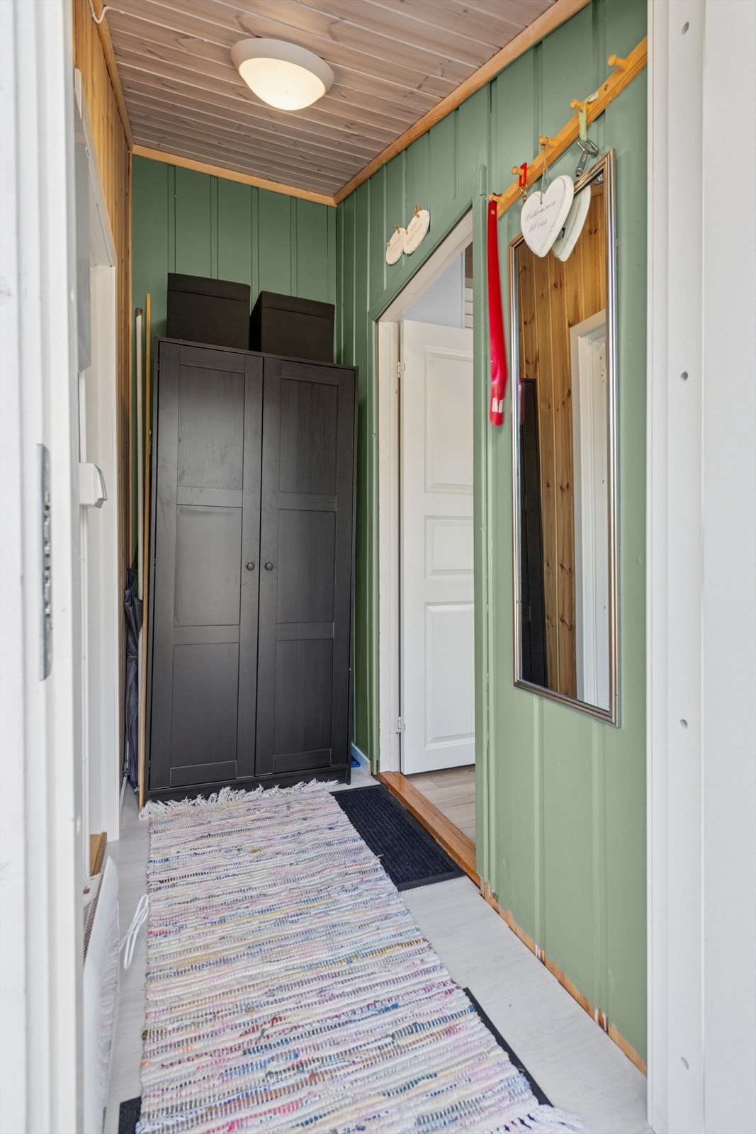 Gangen har plass til å henge yttertøy og sette sko, både i og utenfor garderobeskapet. Galleribilde