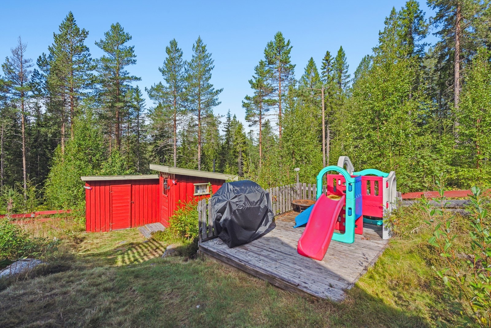 Tomten er festet, og består i hovedsak av naturlige elementer som er typisk for området. Galleribilde