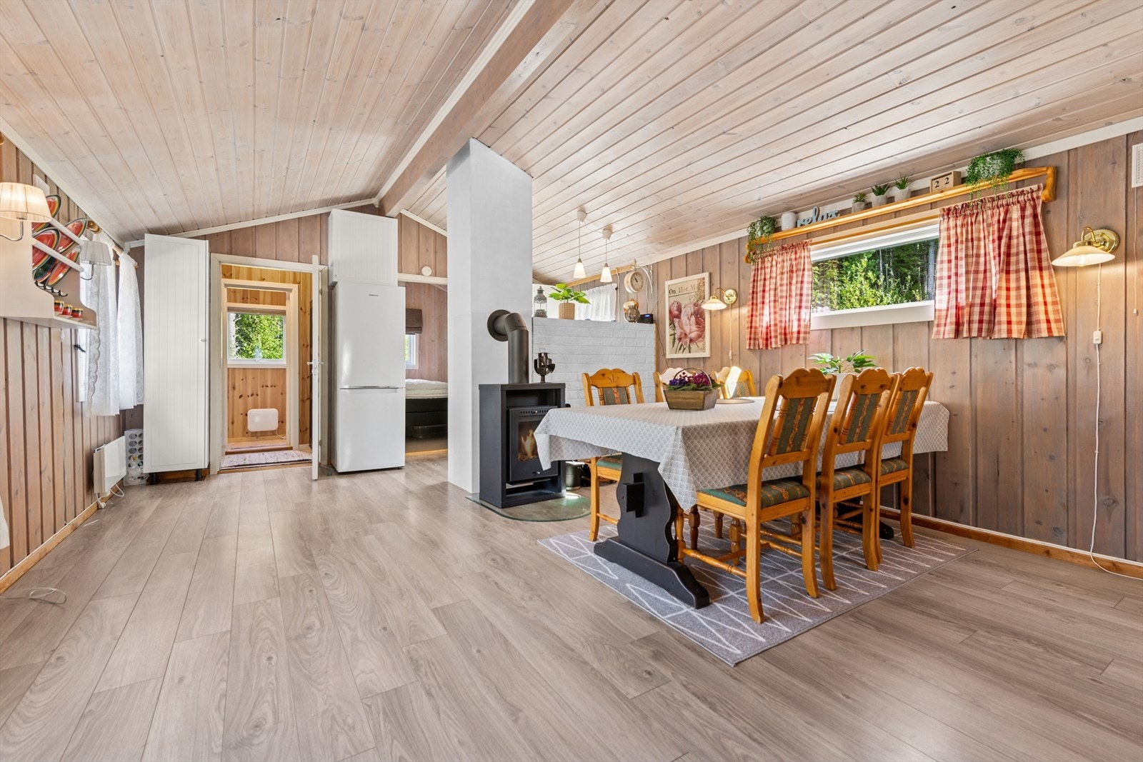 Stuen fungerer som hyttas samlingspunkt, med plass til å møblere i flere soner. Galleribilde