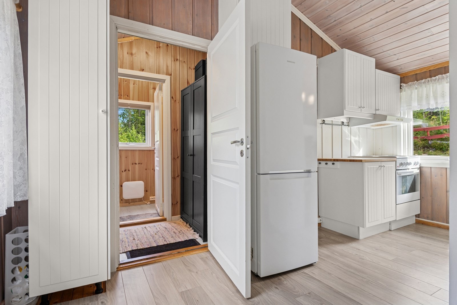 Innredning med over- og underskap, samt plass til frittstående hvitevarer. Galleribilde