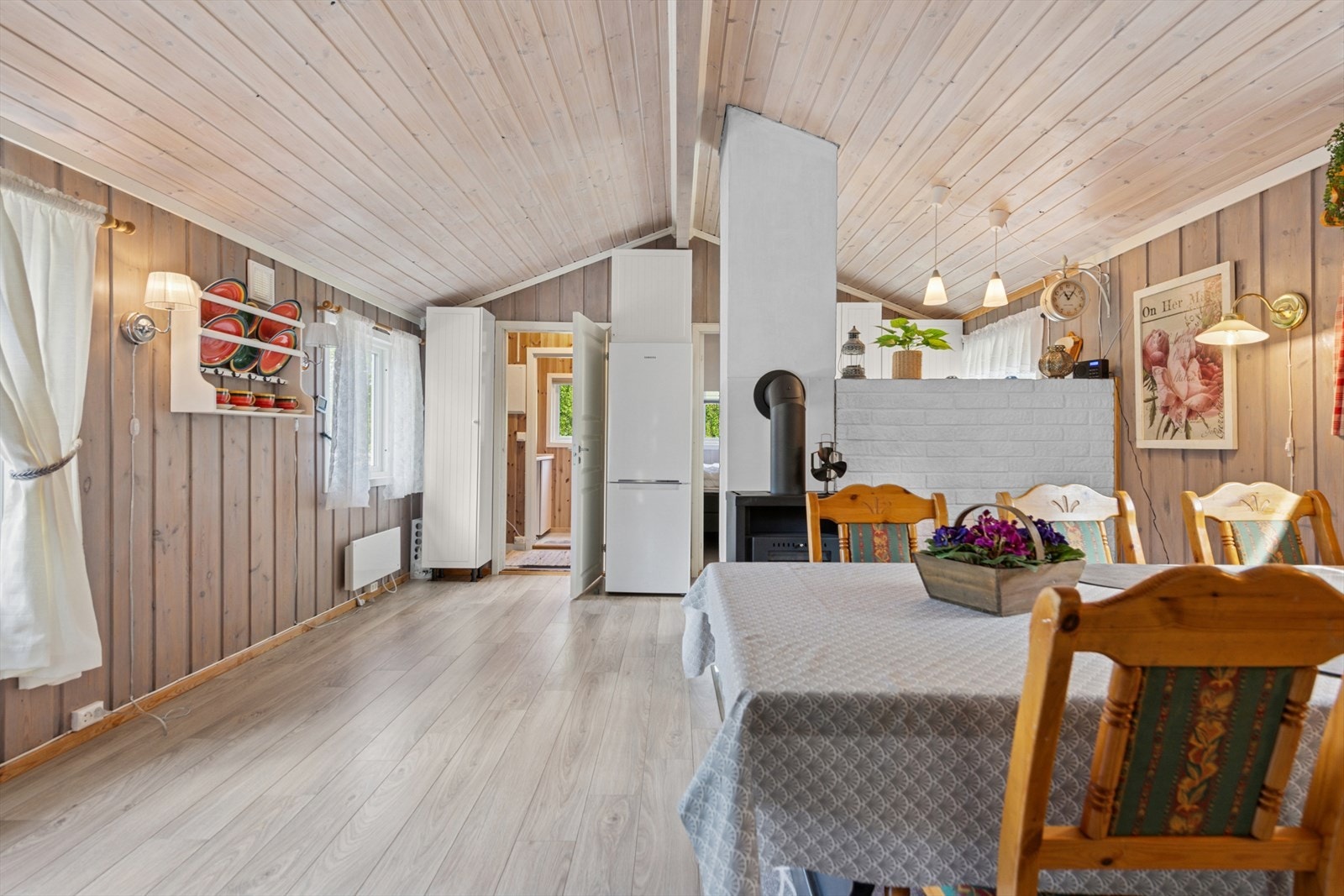 Det er lagt inn strøm i hytta. Galleribilde