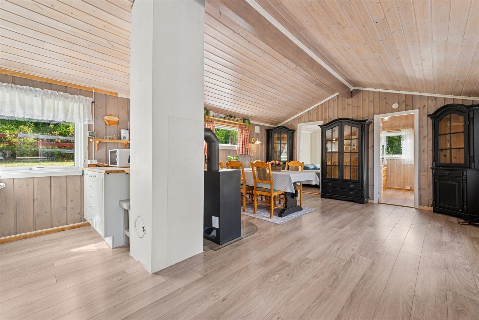 Kjøkkenet har en åpen løsning mot stuen, so gir en god romfølelse. Galleribilde