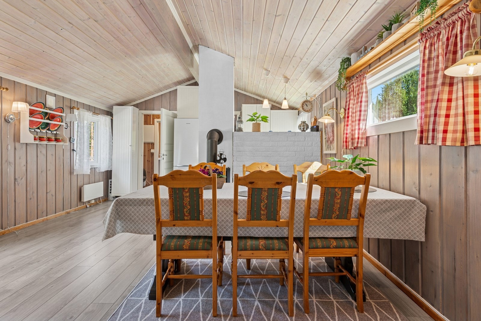 God takhøyde bidrar til en lys og luftig romfølelse. Galleribilde