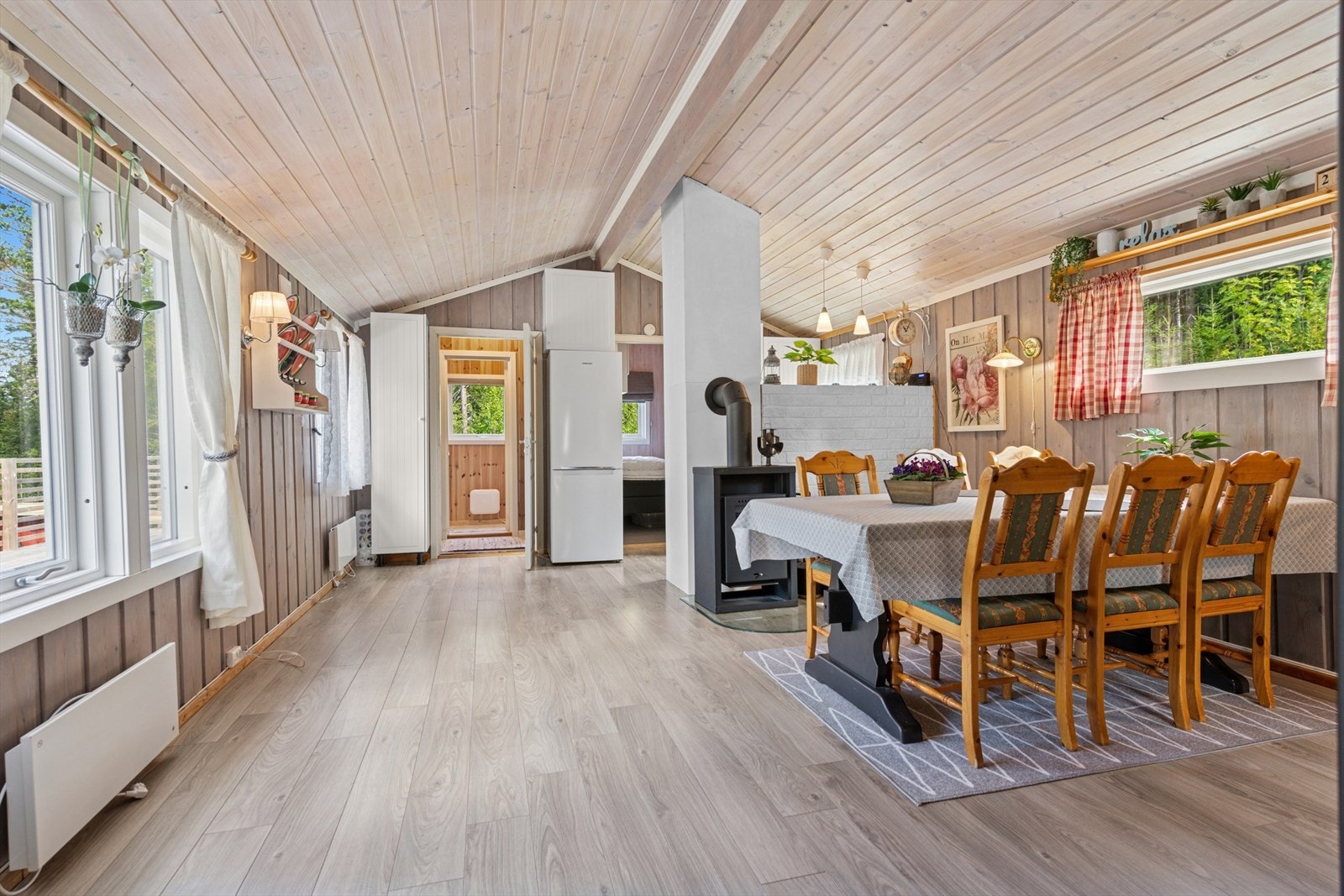 Det er gjort flere oppgraderinger av hytta i nyere tid, som nytt tak, nye vinduer, ny kjøkkeninnredning mm. Galleribilde