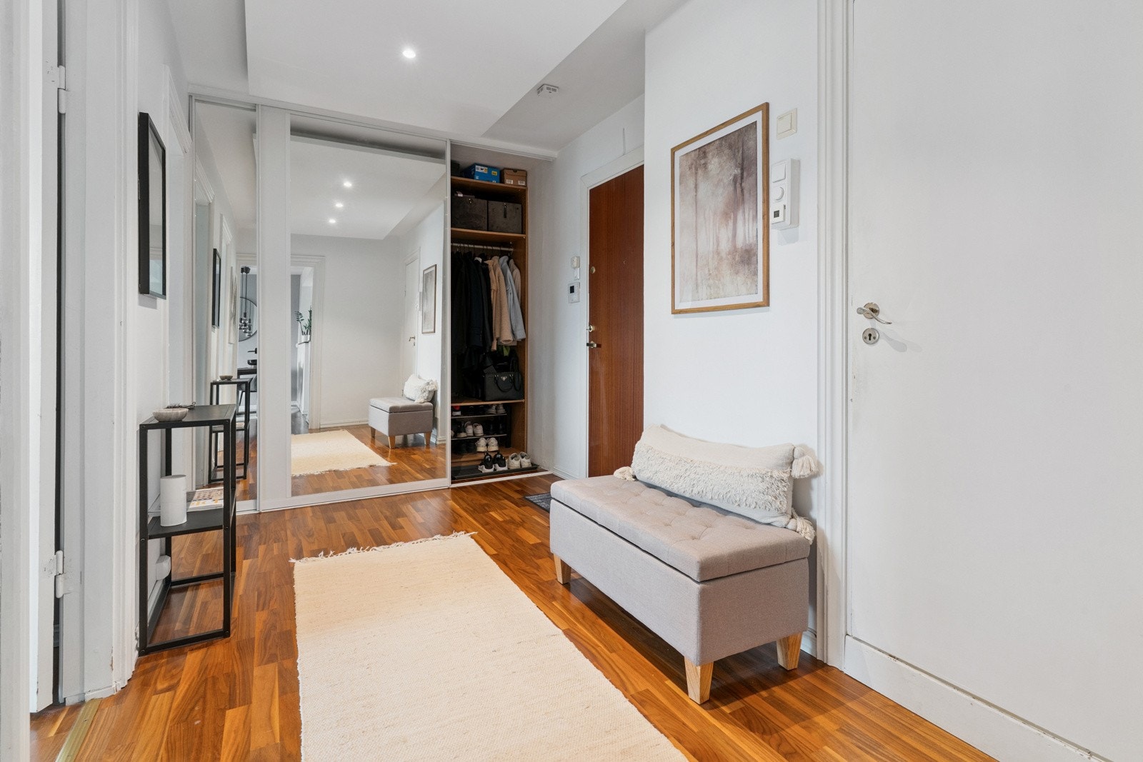 I entréen er det en stor skyvedørsgarderobe med god oppbevaringsplass. Galleribilde