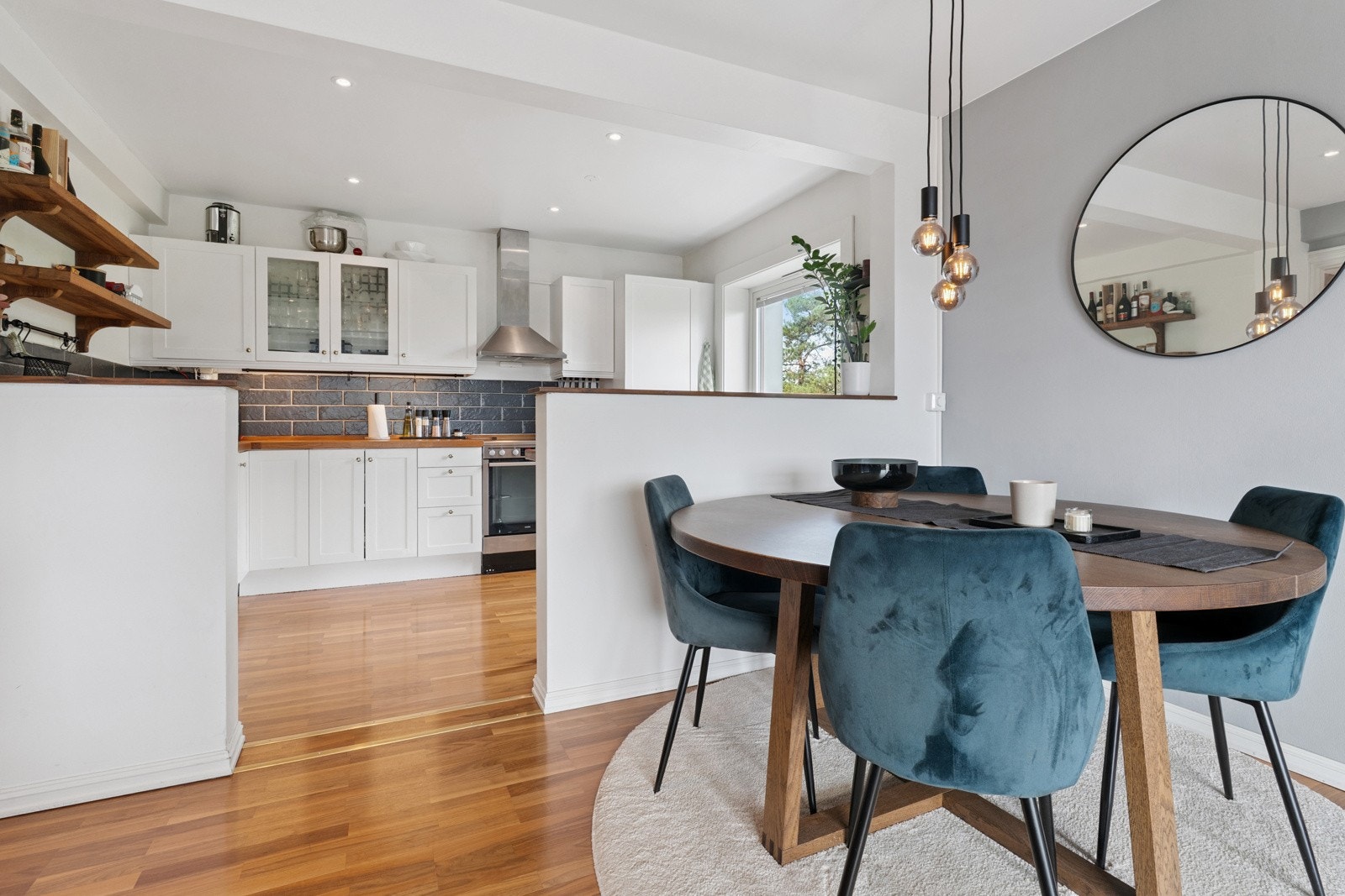 Lekkert, delvis åpent kjøkken med en sosial og innbydende utforming. Galleribilde