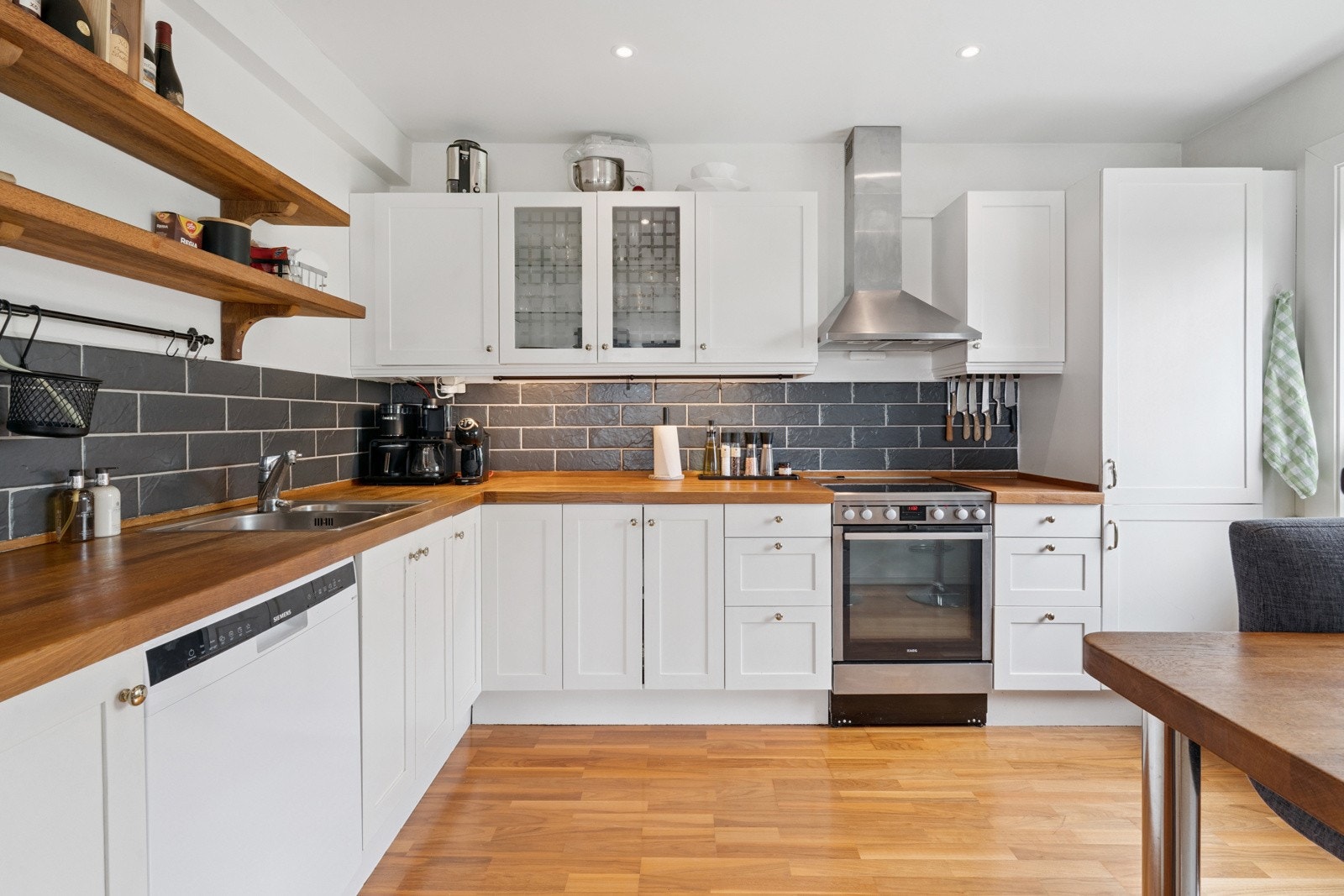 Kjøkkenet er utstyrt med integrert oppvaskmaskin og kjøleskap/frys. Galleribilde