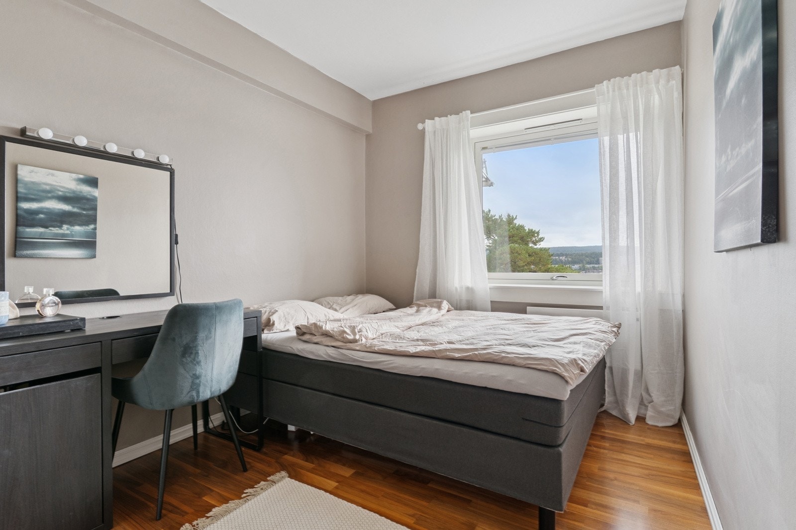 Boligens andre soverom passer perfekt som barnerom, gjesterom eller kontor. Her er mulighetene mange. Galleribilde