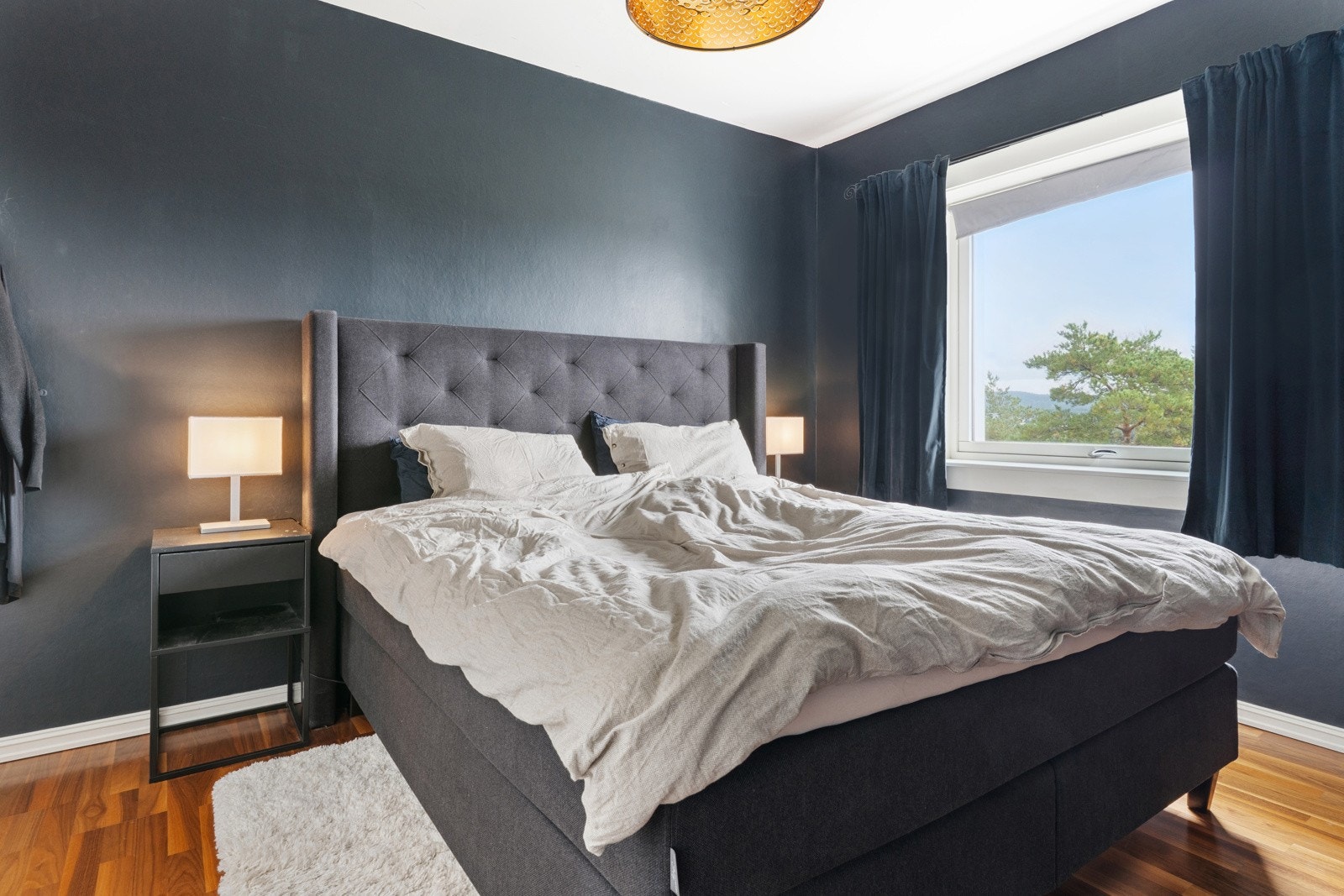 På hovedsoverommet er det god plass til dobbeltseng og tilhørende møblement. Rommet er innredet med et praktisk garderobeskap. Galleribilde