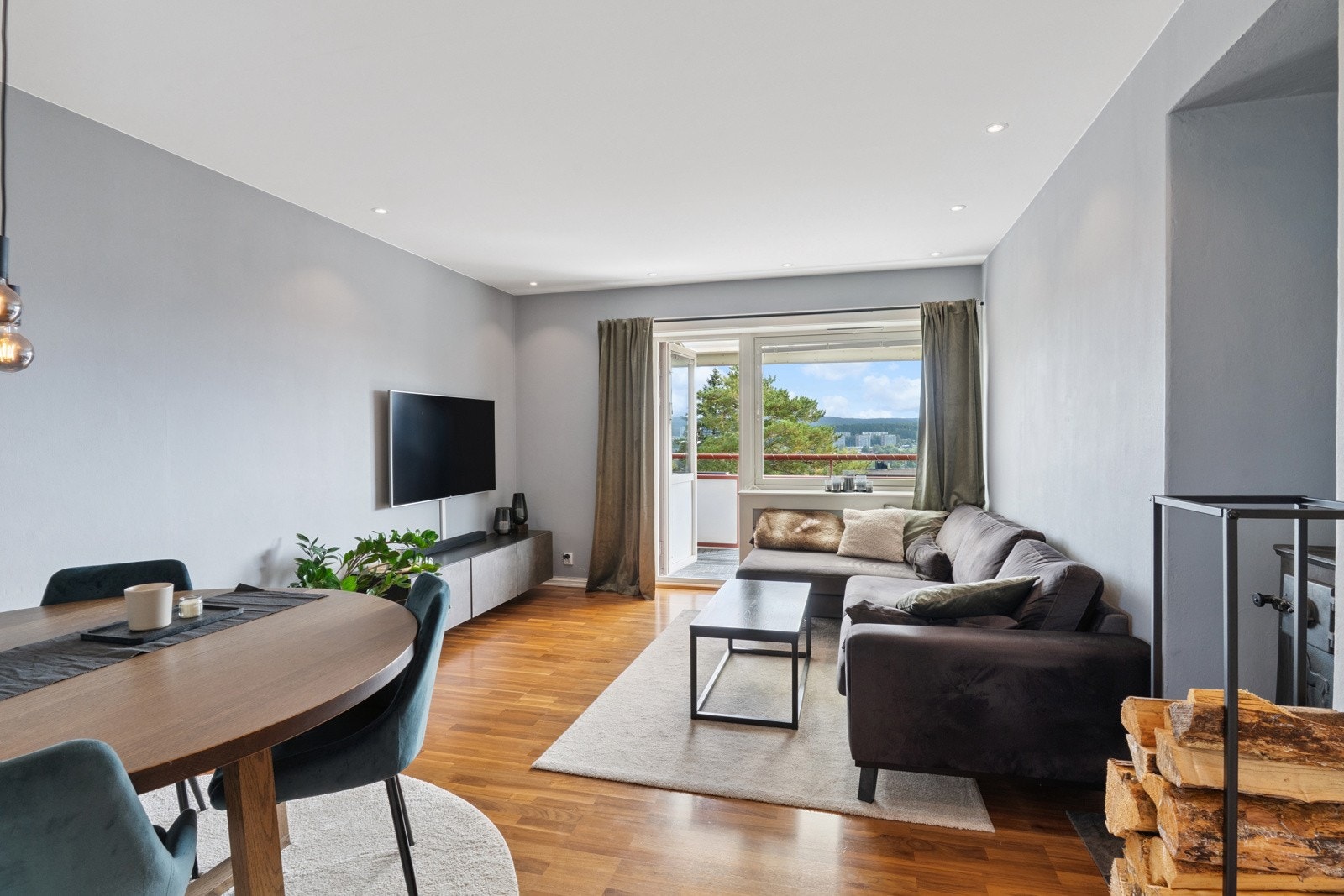 Stuen oppleves som både romslig og luftig, med store vindusflater som gir rikelig med naturlig lys gjennom dagen. Galleribilde