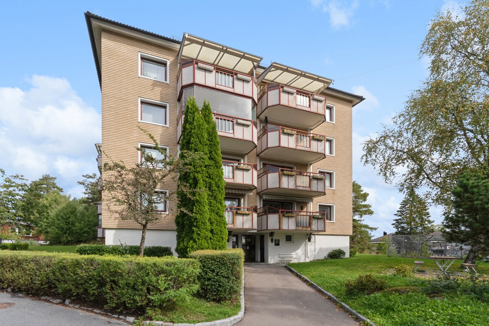 Leiligheten er en del av et veldrevet borettslag med flotte fellesarealer, hyggelig beplanting, koselige sittegrupper og lekeplass. Galleribilde