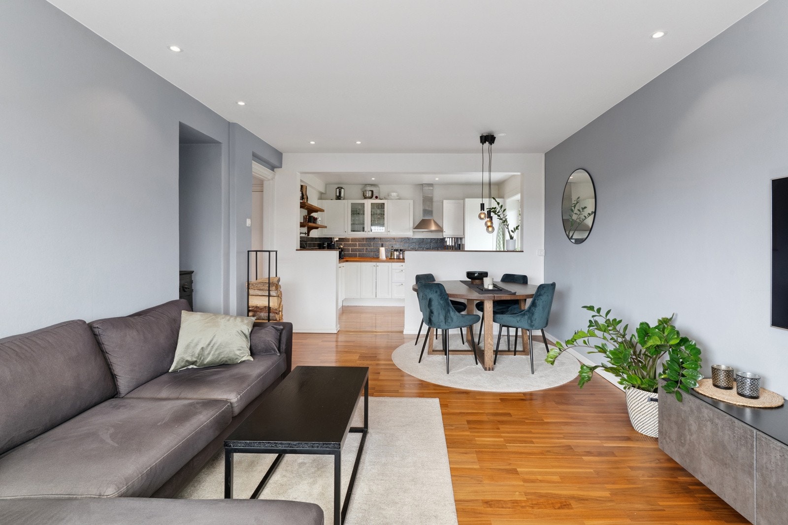 Velkommen til en lys og innbydende 3-roms hjørneleilighet med god intern beliggenhet i toppetasjen (4. etg). Galleribilde