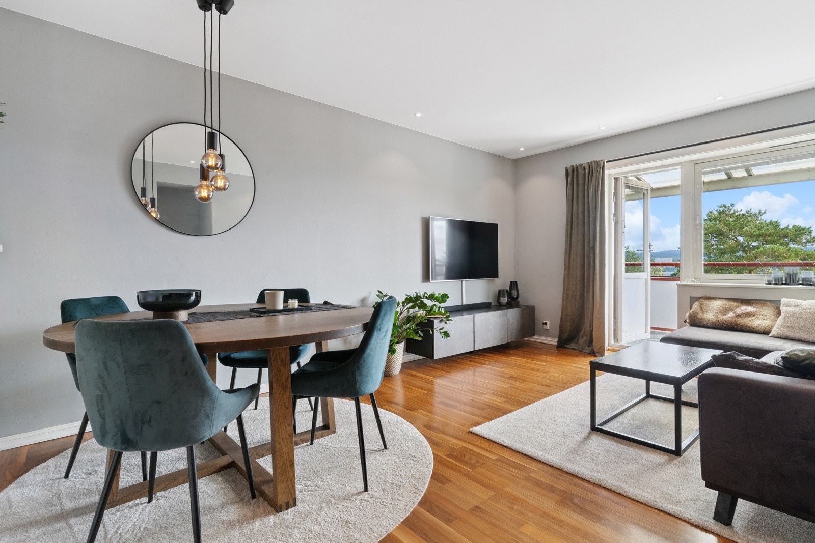 Rommets utforming gir god plass til både sittegruppe og spisebord. Galleribilde