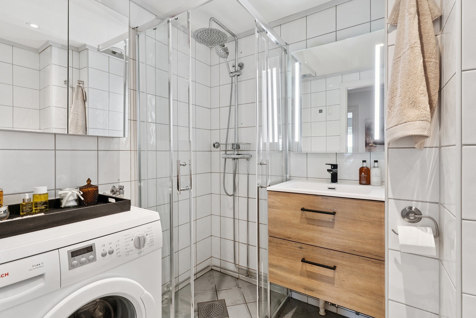 Pent flislagt bad, opprinnelig rehabilitert i regi av borettslaget i 2005. Gulvet ble flislagt på nytt i 2010, og i senere år har badet fått flere oppgraderinger, blant annet nytt dusjhjørne, speilskap og speil med belysning og servantskap. Galleribilde