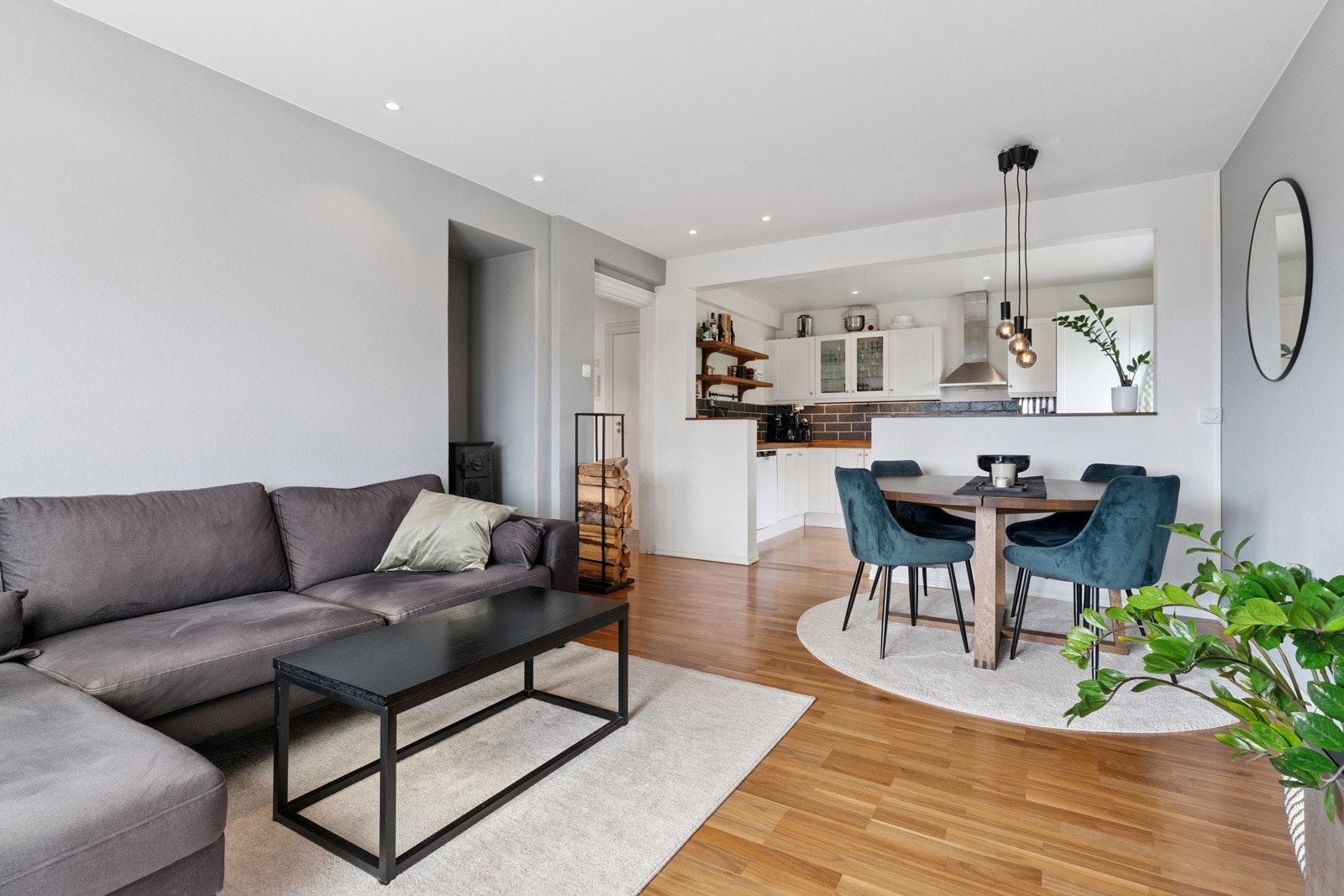 Stuen er malt i en lys og behagelig farge. Galleribilde