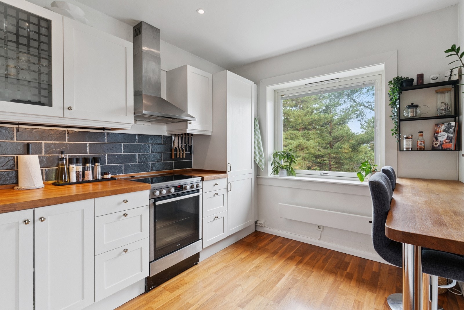 God skap- og benkeplass. Galleribilde