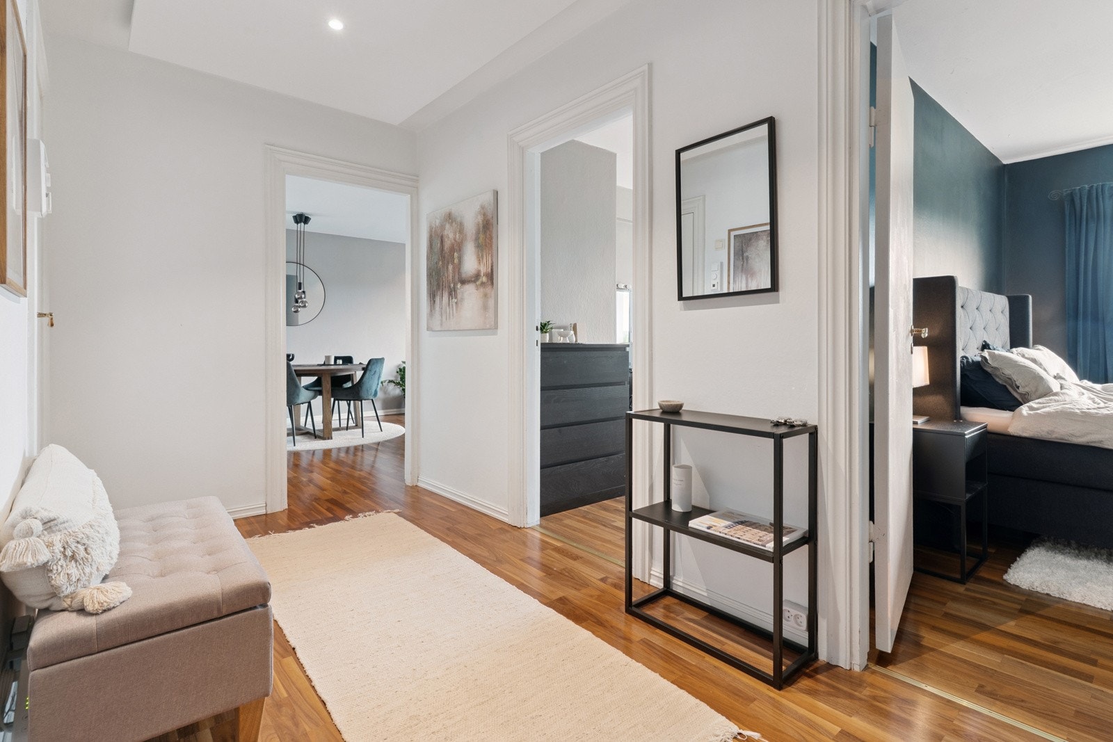 Lys og innbydende entré med god plass til oppbevaring. Galleribilde