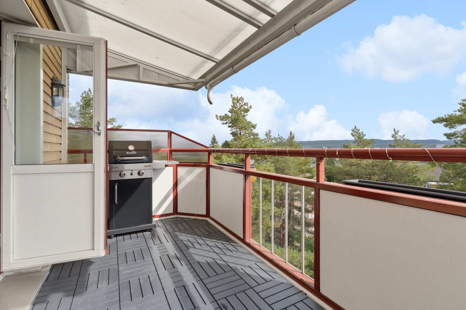 Fra stuen er det utgang til en solrik balkong på ca. 7 kvm, med flott utsikt. Galleribilde