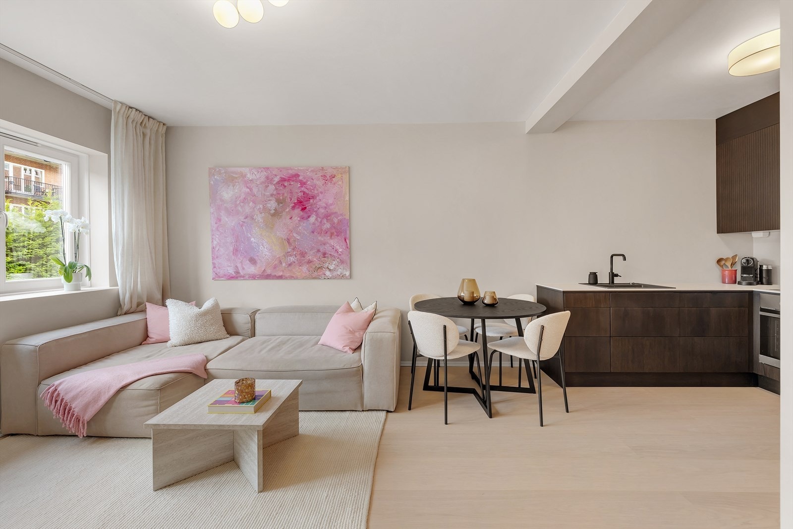 Velkommen til denne stilfulle 2-roms selveierleiligheten i Båhusveien 12! Galleribilde