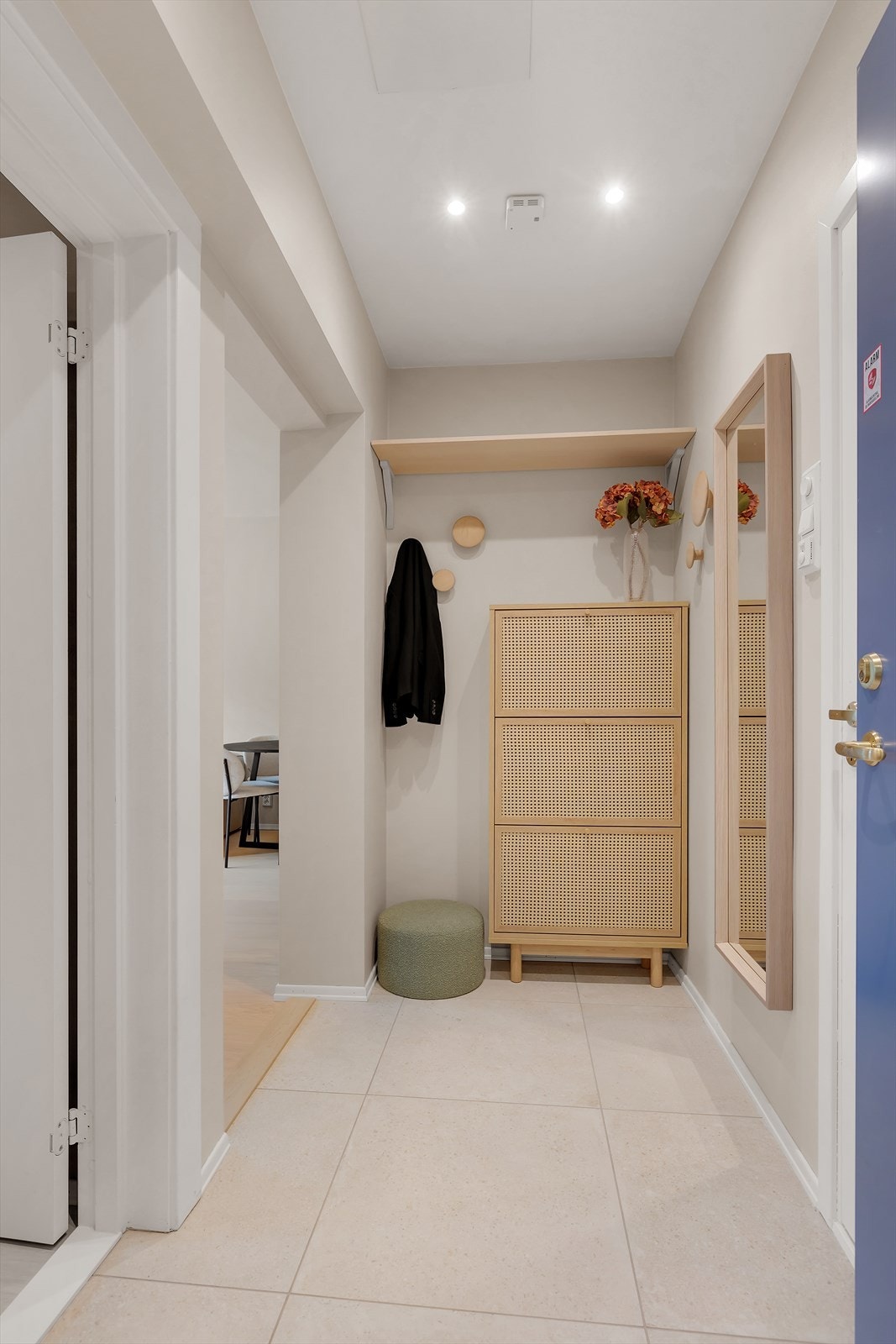 Leiligheten har et lyst og romslig inngangsparti som gir et godt førsteinntrykk. Galleribilde