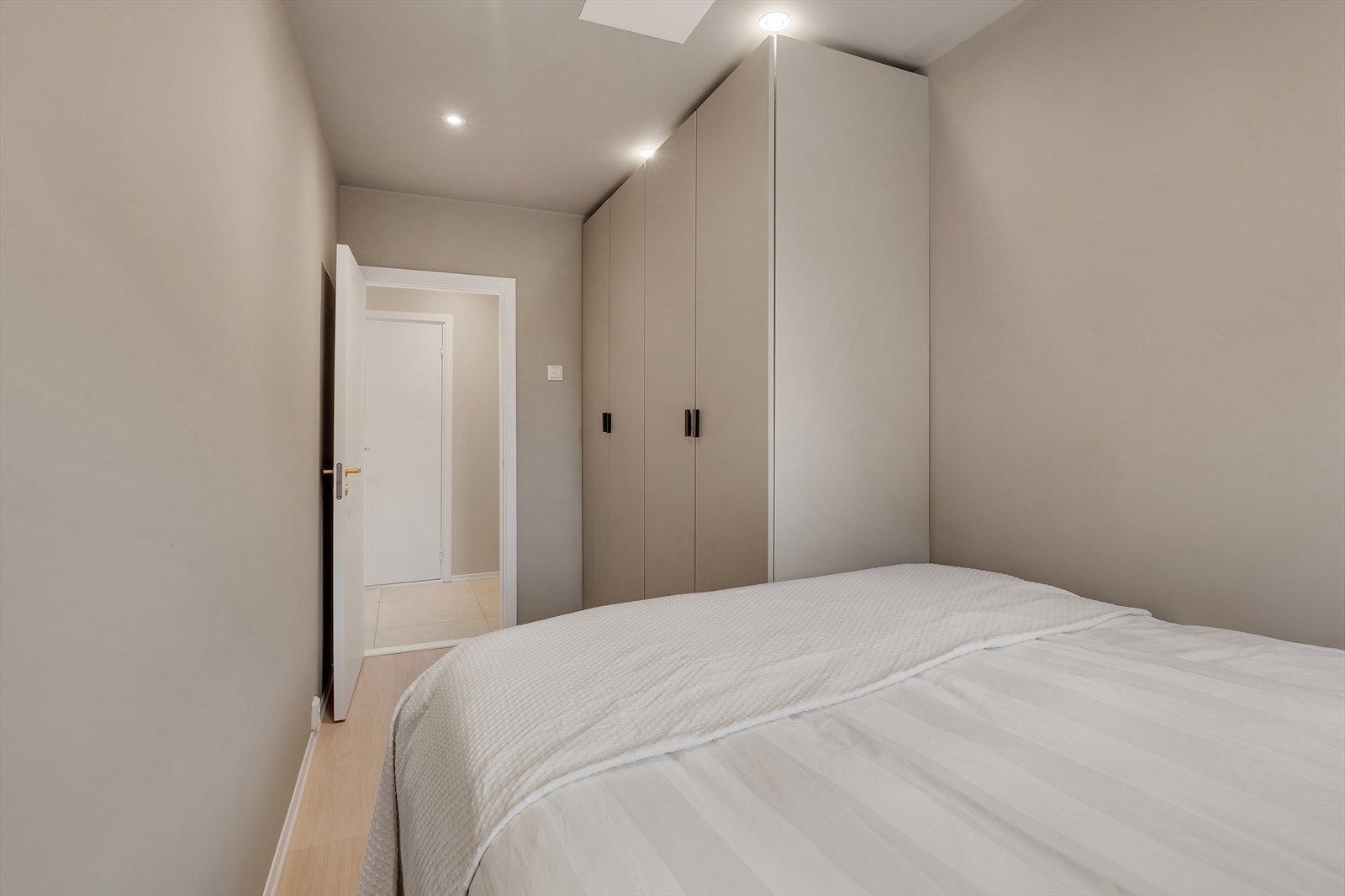 Det er god plass for dobbeltseng og til oppbevaring i medfølgende garderobeløsning. Galleribilde