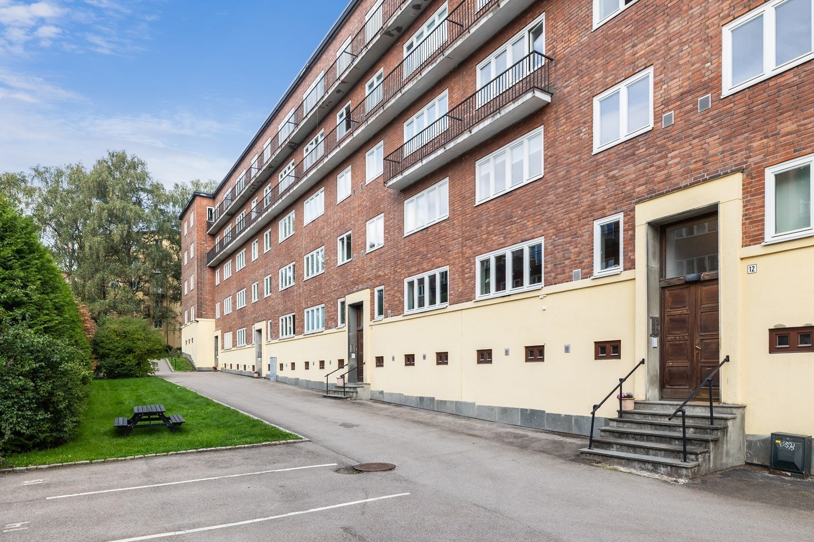 Sameiet har parkeringsplasser. Disse leies ut etter regler vedtatt av sameiermøtet/styret. Galleribilde