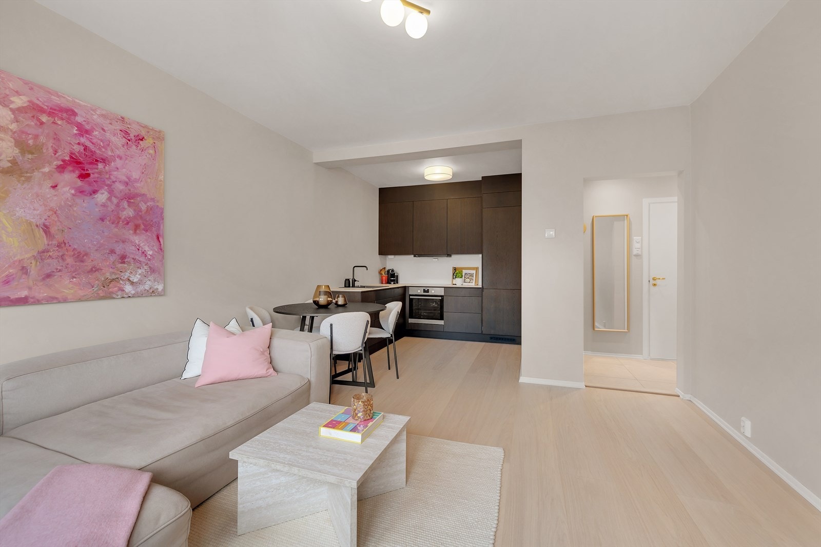 Det er også en naturlig og fin plass for å innrede med et spisebord med gode muligheter for å invitere på middag. Galleribilde