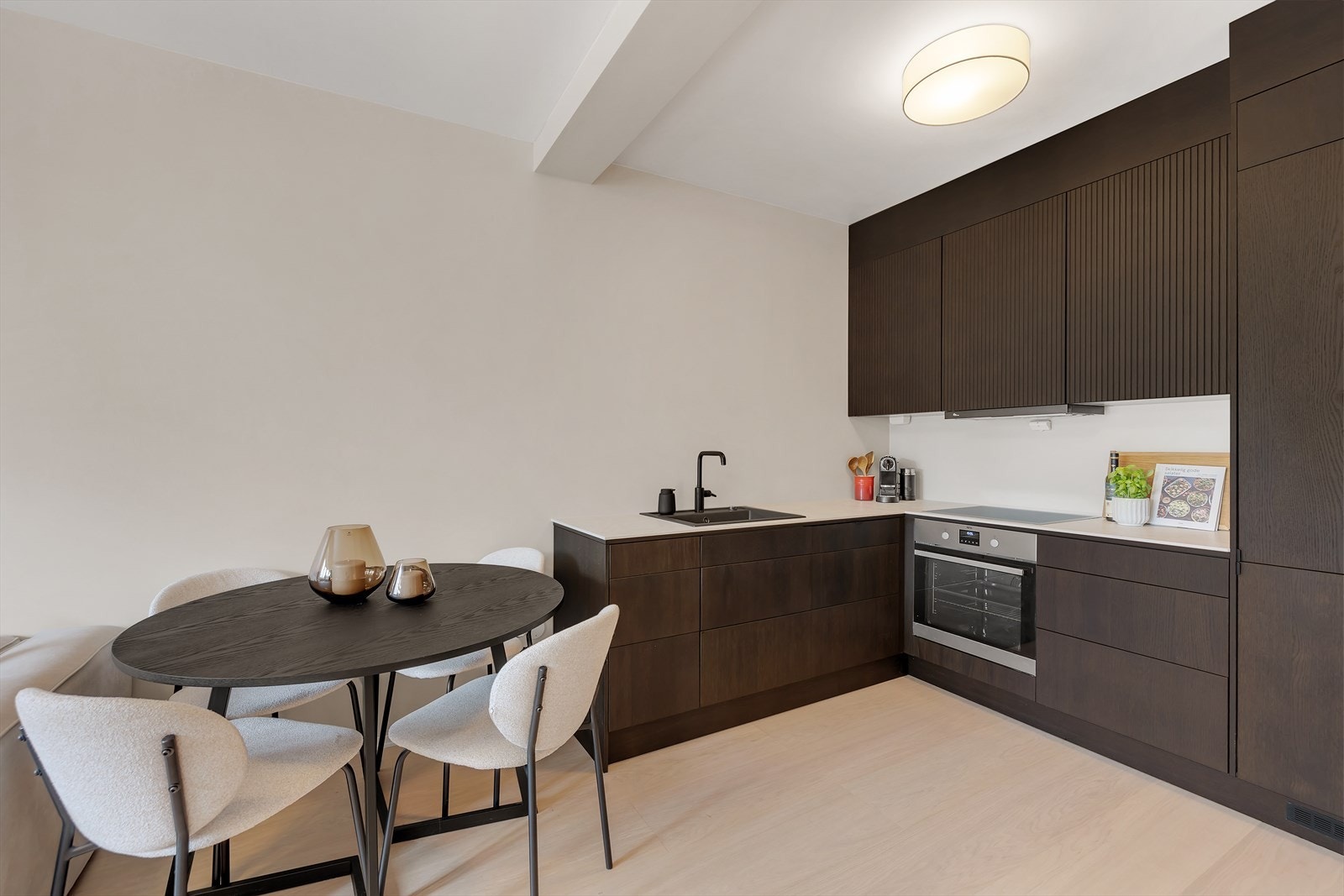 Strøkent Epoq kjøkken fra 2025 med god benke- og lagringsplass. Galleribilde