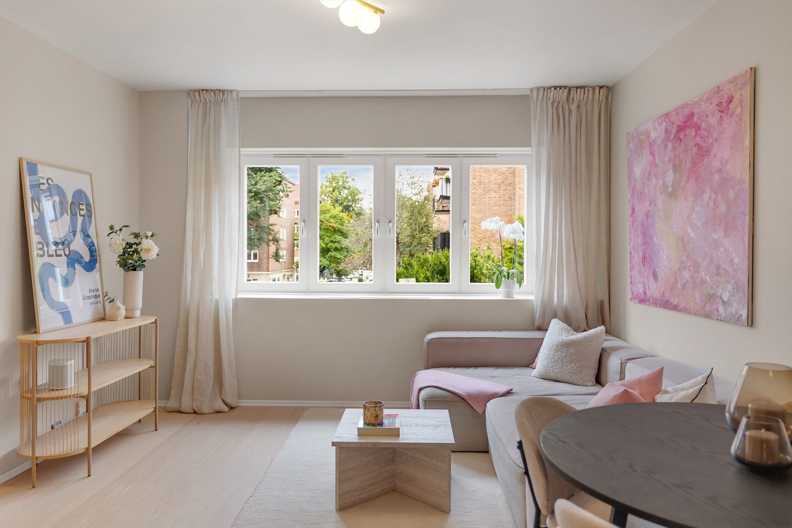 Stuen ble nylig malt i tidsriktige og moderne farger og har nytt parkettgulv fra 2025. Galleribilde