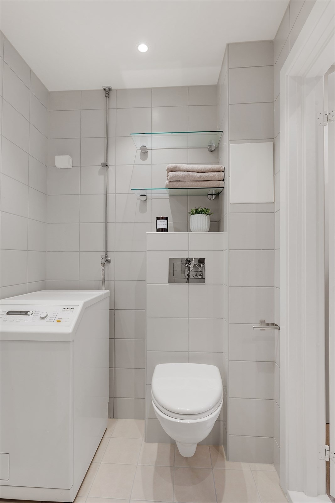 Det er ellers installasjoner med veggmontert toalett, praktisk dusjnisje og opplegg for vaskemaskin. Galleribilde