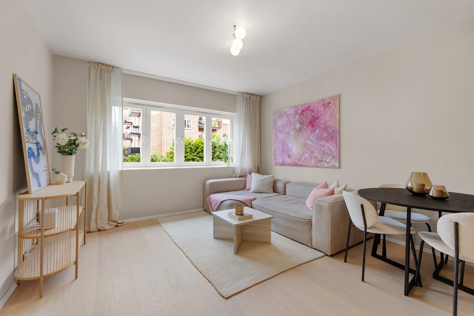 Leilighetens stue er av god størrelse og kan enkelt møbleres med både en hyggelig sofakrok og tilhørende stuebord. Galleribilde