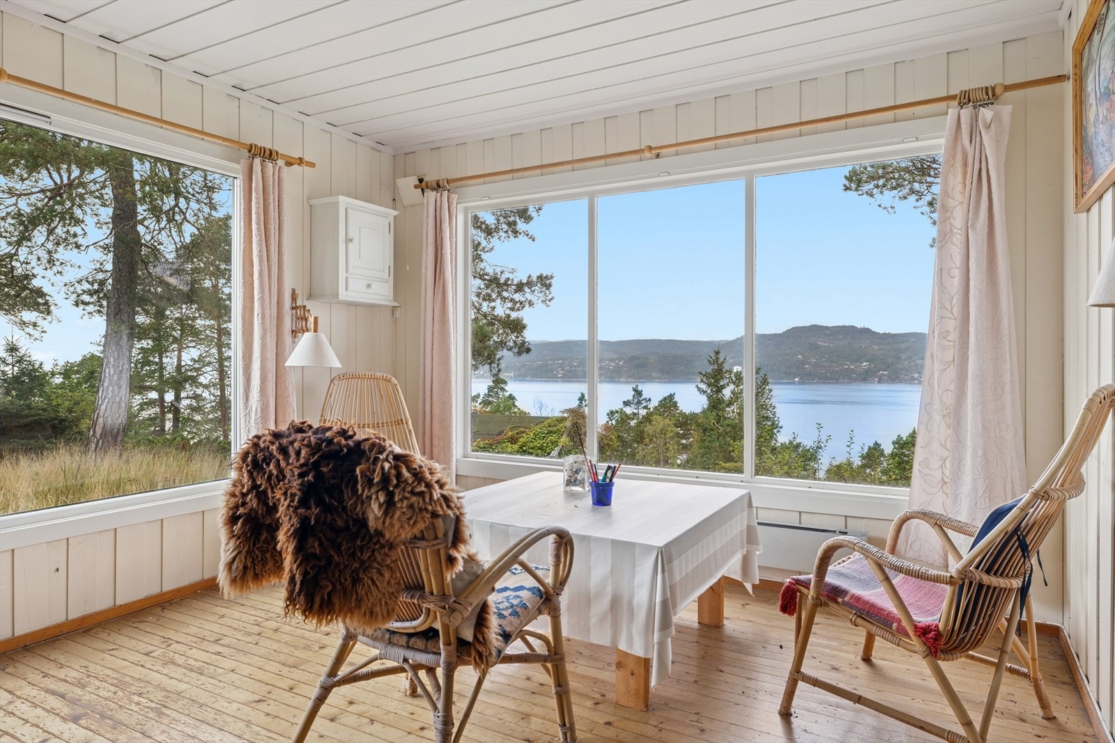 Fra vinduene i stuen får du panoramautsikt over Oslofjorden. Galleribilde