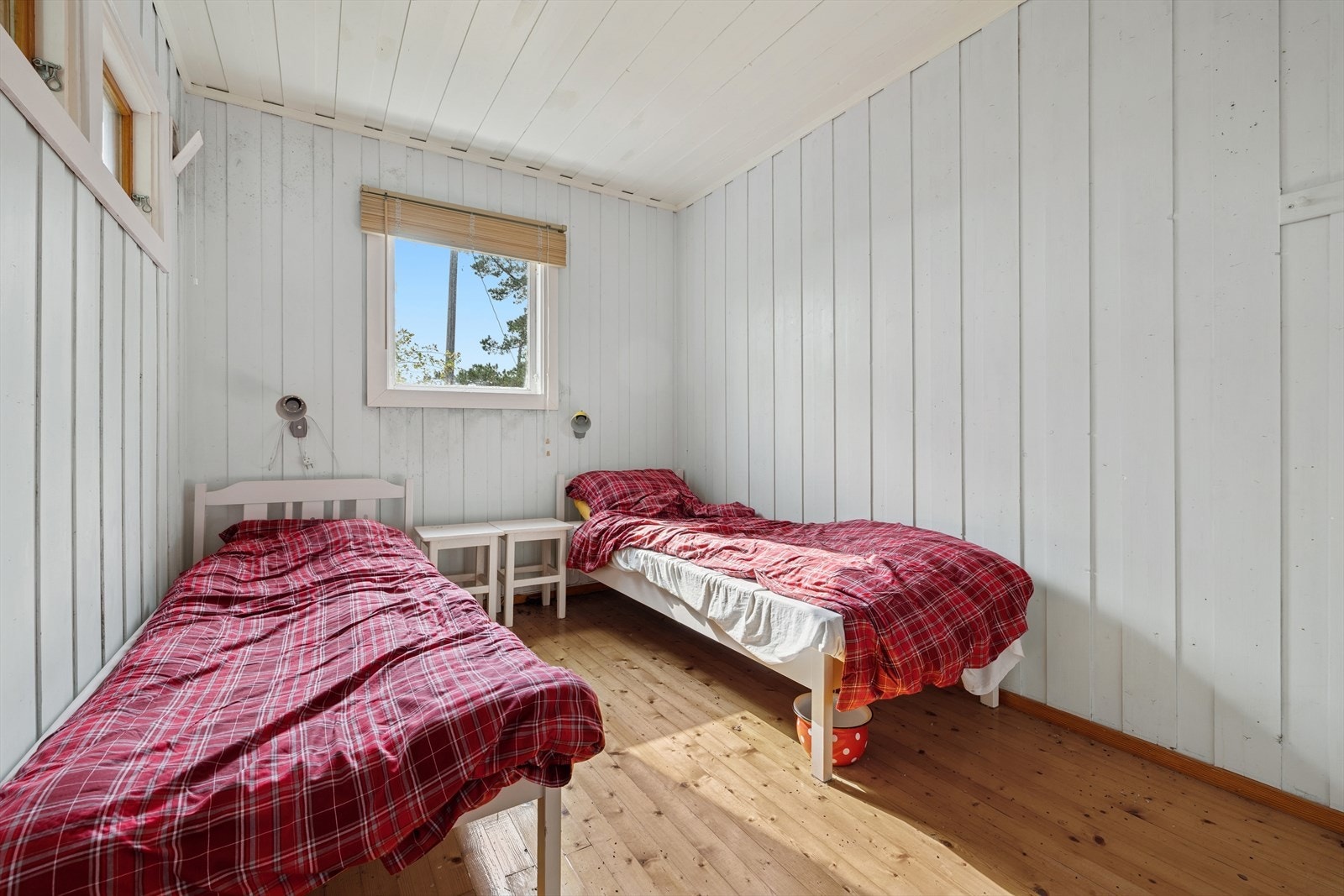 Soverom med plass til senger og tilhørende møbler. Galleribilde