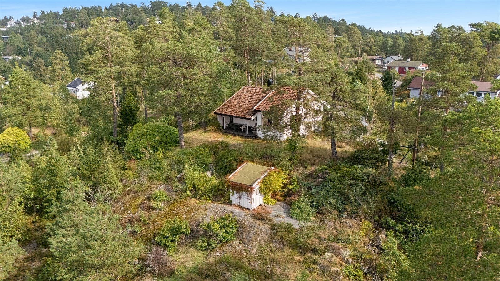 Fritidsboligen har en naturskjønn beliggenhet, med nærhet til sjøen og populære badeplasser som Emmerstadbukta, Bråtebukta og Krokstrand. Galleribilde