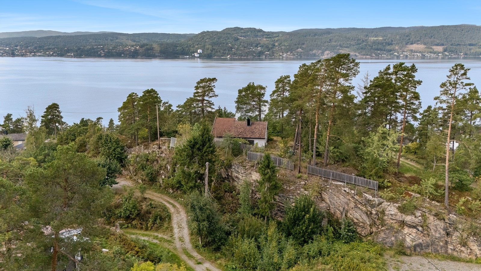 Hytta ligger høyt og usjenert til, noe som gir flotte utsiktsforhold og en privat atmosfære. Galleribilde