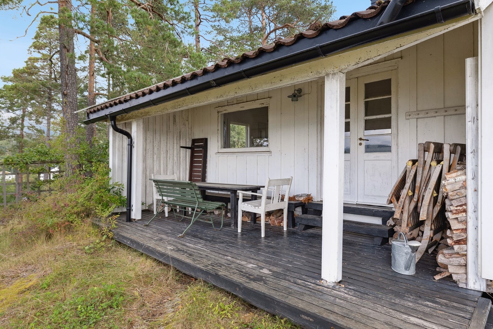 Ved hyttens inngangsparti finner du en terrasse med takoverbygg. Galleribilde