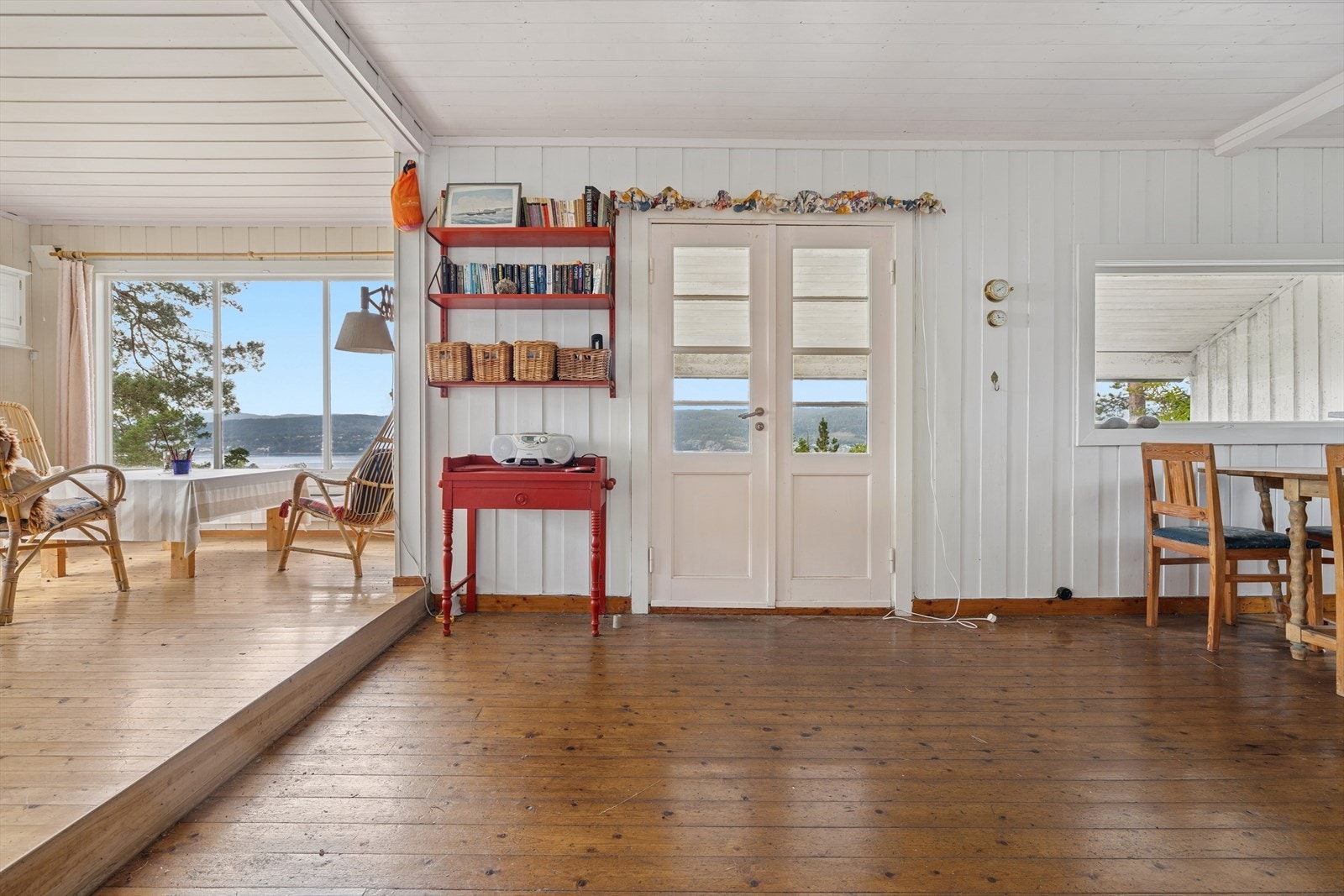 Fra den overbygde terrassen kommen du inn i en romslig stue. Galleribilde