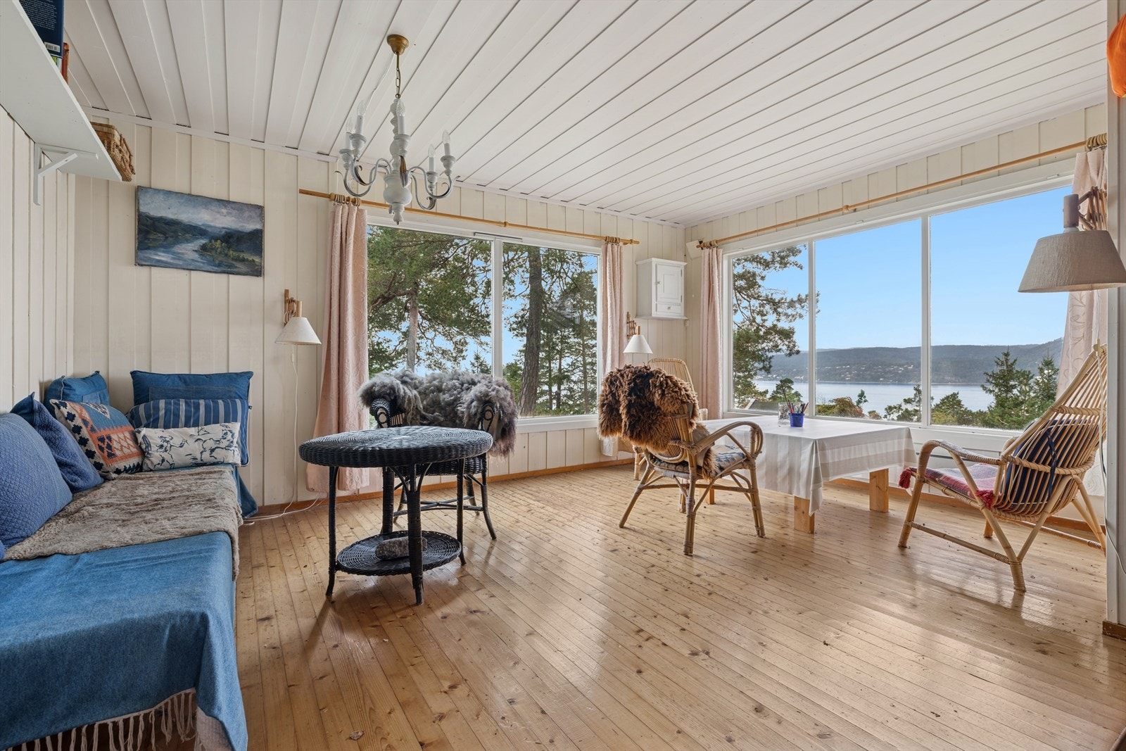 Stuen har god plass til møblering. Galleribilde